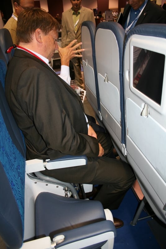 صندلی‌های ایستاده هواپیما-فضای بسیار کم 23 اینچی بین دو ردیف